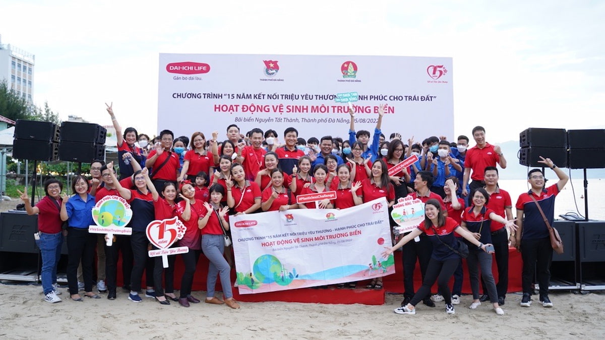 Tập thể tình nguyện viên Dai-ichi Life Việt Nam tham gia hoạt động vệ sinh môi trường biện tại Bãi biển Nguyễn Tất Thành, TP. Đà Nẵng